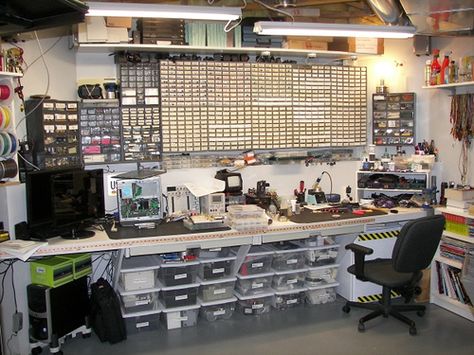 Cool Electronics Workbench Setup Workbench Setup, Electronics Workbench, Workbench Ideas, Electronic Workbench, Garage Workshop Organization, Electronics Workshop, Maker Space, Workshop Studio, Wallpaper Cantik