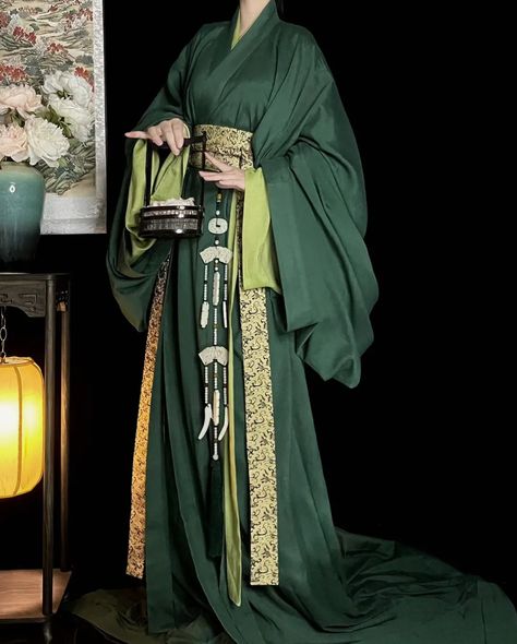 Green Kimono Aesthetic, Han Dynasty Clothing, Green Hanfu, Chinese Dressing, Ancient China Clothing, Chinese Kimono, Chinese Fancy Dress, Green Kimono, Chinese Style Dress