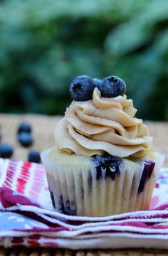 Blueberry Pancake Cupcake~T~ I used Greek yogurt instead of sour cream. Love the Maple buttercream and the cinnamon sugar sprinkled on the top of these delicious cupcakes.( I used some maple syrup instead of flavoring) Pancake Cupcakes, Dream Bakery, Blueberry Pancake, Blueberry Cupcakes, Pancake Breakfast, Delicious Sweets, Breakfast Choices, Blueberry Pancakes, Breakfast Items