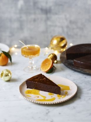 A gorgeously rich and indulgent chocolate cake from Jamie Oliver. It's the perfect alternative to a Christmas pudding, and you'll only need a tiny slice! Clementine Dessert, Oliver Quick, Easy Christmas Desserts, Citrus Cake, Christmas Desserts Easy, Torte Recipe, Chocolate Torte, Dessert Simple, Jamie Oliver Recipes