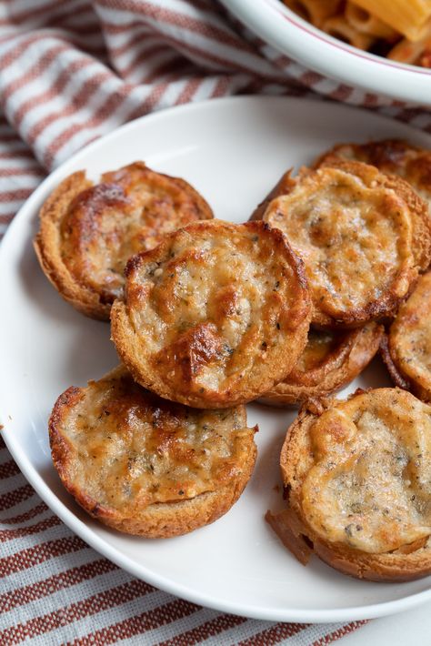 Sandwich Crust Garlic Rolls 12 Tomatoes, Sandwich Crust Garlic Rolls, Bread Crust Recipes, Tailgate Foods, Bread Crust, Popover Recipe, Garlic Rolls, Garlic Toast, Bread Buns