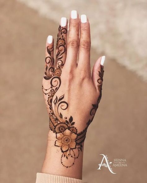 Simple Henna Designs Hand Arabic, Heena Design Arabic, Henna Wedding Designs, Mehandi Designs For Hands Simple Arabic, Best Henna Designs, Short Mehndi Design, Arabic Henna Designs, Henna Inspired Tattoos, Floral Henna Designs