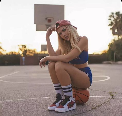 Basketball Court Photoshoot, Sporty Photoshoot, Athletic Photoshoot, Basketball Pictures Poses, Basketball Senior Pictures, Sport Photoshoot, Bola Basket, Basketball Photos, Basketball Photography