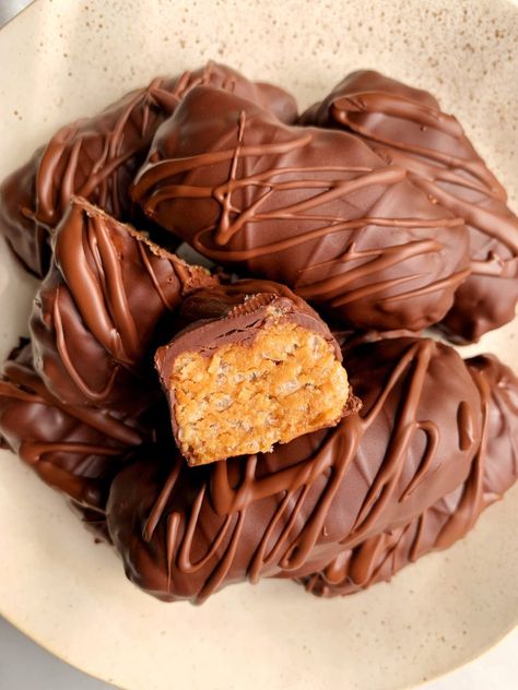 Copycat Vegan Butterfingers (gluten-free) - rachLmansfield Thm Chocolate, Healthy Candy Recipes, Rachel Mansfield, Gluten Free Shopping, Healthy Candy, Cauliflower Fried, Gf Baking, Chicken Cauliflower, Lunch Appetizers