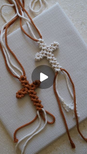 Diy Macrame Cross, Cool Macrame Projects, Macrame Dowel Ideas, Macrame Cross Keychain, Macrame Wall Hanging Patterns Tutorials, Cute Macrame Ideas, Macrame Cross Tutorial, Diy Cross Crafts, Simple Macrame Wall Hanging Diy