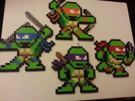 Teenage Mutant Ninja Turtles Raphael, Ninja Turtles Raphael, Nerd Crafts, Geek Crafts, Motifs Perler, Perler Bead Designs, Perler Bead Crafts, Pixel Art Grid, Bead Sprite