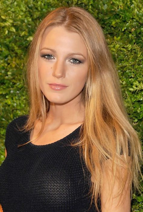 Blake Lively Long Hairstyle: Straight Haircut for Holiday Blake Lively Golden Blonde, Blake Lively Straight Hair, Blake Lively Strawberry Blonde Hair, Blake Lively Red Hair, Aesthetic Balayage, Blake Lively Hair, Straight Haircut, Blonde Ideas, Blake Lovely