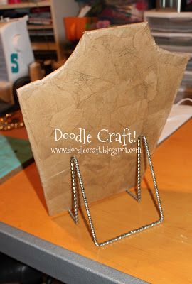 Make a Necklace Display Form Foam core covered on both sides with paper bag bits. Diy Necklace Display Stand, Diy Necklace Display, Necklace Displays, Make A Necklace, Jewerly Displays, Jewelry Making Business, Craft Fairs Booth, Diy Display, Craft Stalls