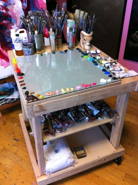 Home Art Studios, Rangement Art, Palette Table, Painting Station, Art Studio Space, Art Studio Organization, Art Studio Room, Art Studio Design, Art Studio At Home