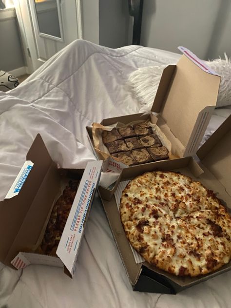 #pizza #brownies #aesthetic #stayin #munchies #dominospizza #fastfoods Dominos Aesthetic, Dominoes Aesthetic Food, Dominos Brownies, Domino Brownies, Dominos Pizza Aesthetic, Dominoes Pizza, Dominos Pizza Photography, Domino's Pizza Recipe, Domino’s Pizza Aesthetic