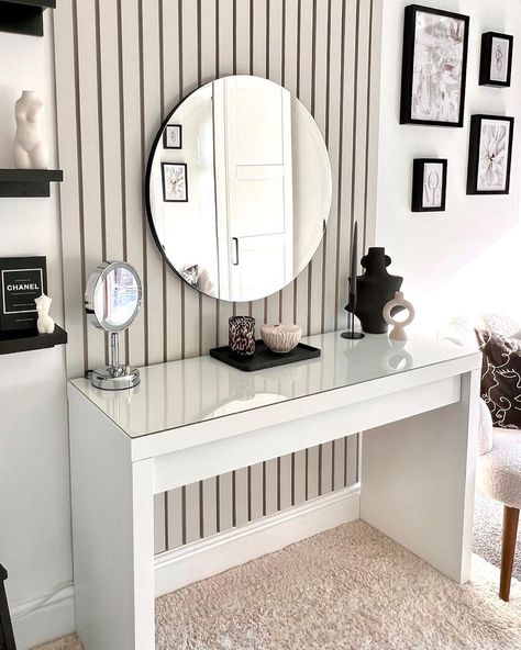 Light gray wood strips form a modern accent wall in this monochrome dressing room. The white dressing table stands against the accent wall. Mount black framed art pieces on the plain white wall to add contrast to the space. Stylish Apartment Decor, Scandinavian Minimalist Interior, Grey And White Room, Monochromatic Living Room, Monochrome Home Decor, Modern Dressing Table Designs, Monochrome Home, Bedroom Elegant, Monochrome Living Room