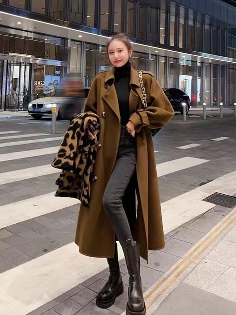 Overcoat Outfit, Eid Activities, Winter Coat Outfits, Korean Fashion Winter, Simple Fall Outfits, Style Korea, Muslim Fashion Outfits, Korean Fashion Trends, Stylish Dresses For Girls