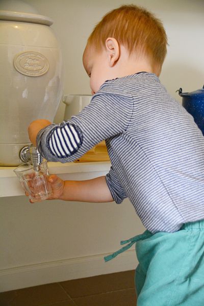 Montessori Pouring a Drink and Snack Preparation for Toddlers Practical Life Activities, Montessori Room, Toddler Ideas, Montessori Practical Life, Montessori Toddler Activities, Toddler Classroom, Montessori Ideas, Teaching Toddlers, Montessori Education