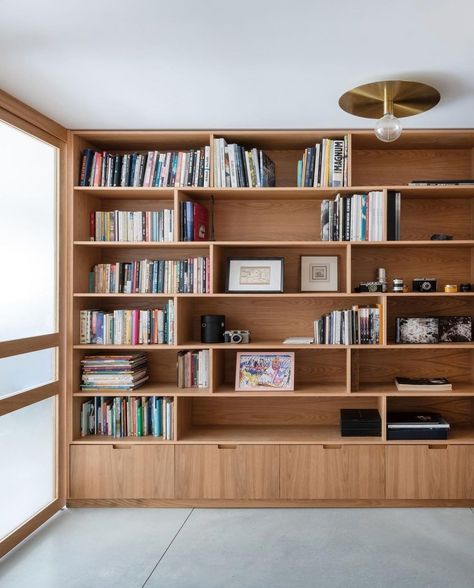 Bookshelves Living Room, Oak Bookshelves, Floor To Ceiling Bookshelves, Built In Shelves Living Room, Bookshelves In Living Room, Shelving Design, Home Library Design, Bookshelf Design, Room Shelves