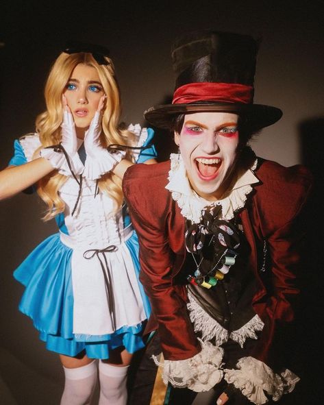 alice and the mad hatter Best Duo Costumes, Mad Hatter Costume, Alice Costume, Alice Cosplay, Duo Costumes, Alice In Wonderland Costume, The Mad Hatter, Couples Halloween Outfits, Wonderland Costumes