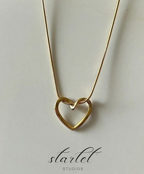 Restocked: Cupid’s Kiss necklace 💘 Shop at 10% off 🏷️: {hypoallergenic jewellery, stainless steel jewellery, minimal, gold plated necklace} #jewelry #antitarnishjewelry #hypoallergenic #stainlesssteeljewelry #minimalstyle #goldplatedjewelry #goldplatednecklace Neckless Gold Jewelry, Jewellery Minimal, Kiss Necklace, Icon Jewelry, Gold Bracelet Simple, Delicate Gold Jewelry, Bff Jewelry, Creative Jewelry Photography, Arabic Jewelry