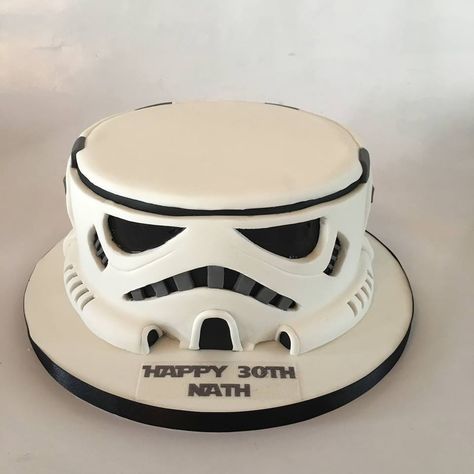 Star Wars Stormtrooper Cake, Light Saber Cake, Stormtrooper Cake, Star Wars Torte, Bb8 Cake, Storm Trooper Cake, Star Wars Stencil, Star Wars Themed Birthday Party, Birth Cakes