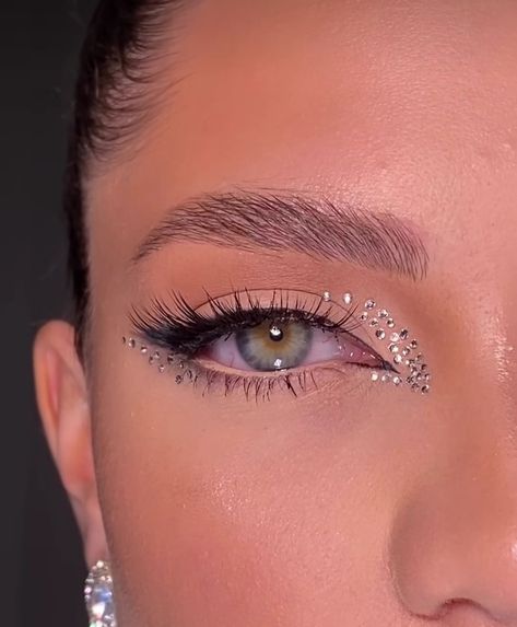 Rhinestone Makeup And Hair, Prom Makeup With Diamonds, Makeup Christmas Looks, Kryształki Makeup, Rhinestone Face Makeup, Face Gem Ideas, Alien Makeup Pretty, Makeup With Crystals, Galactic Makeup