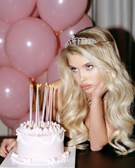 18th Birthday Girl Aesthetic, Insta Photo Ideas Birthday, Birthday Poses For Instagram With Cake, Bday Poses With Cake, At Home Birthday Photoshoot, Birthday Fotos, Hoco Photos, 31 Birthday, Bday Photoshoot