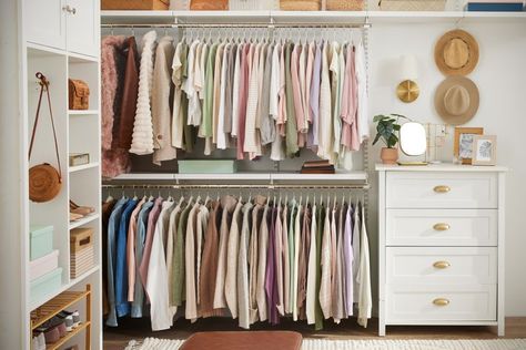 37 Walk-In Closet Ideas to Optimize Your Storage Space Sweatshirt Storage, Tiny Guest Room, Ideas For Small Bedrooms, Craft Room Closet, Closet Island, Custom Closet Design, No Closet Solutions, Creative Storage Solutions, Custom Shelving