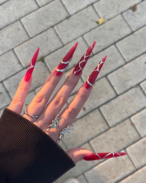 Ногти красные маникюр идеи ногтей длинные металлик дизайн nails Red Stilletos Nails, Summer Nails Dark, Nails Dark Feminine, Dark Feminine Nails, Nail Art Birthday, Stiletto Nails Red, Long Nails Red, Vacation Nails Summer, Stiletto Nails Long