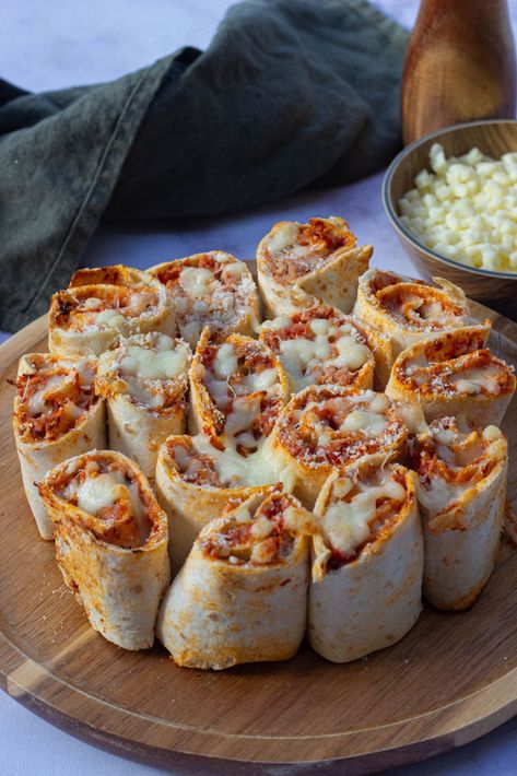 WRAPS APERO - Les petits plaisirs de doro Wrap Aperitif, Quiche Buffet, Idee Wrap, Pizza Wrap, Pizza Wraps, Mini Wrap, French Cooking, Tapenade, Time To Eat