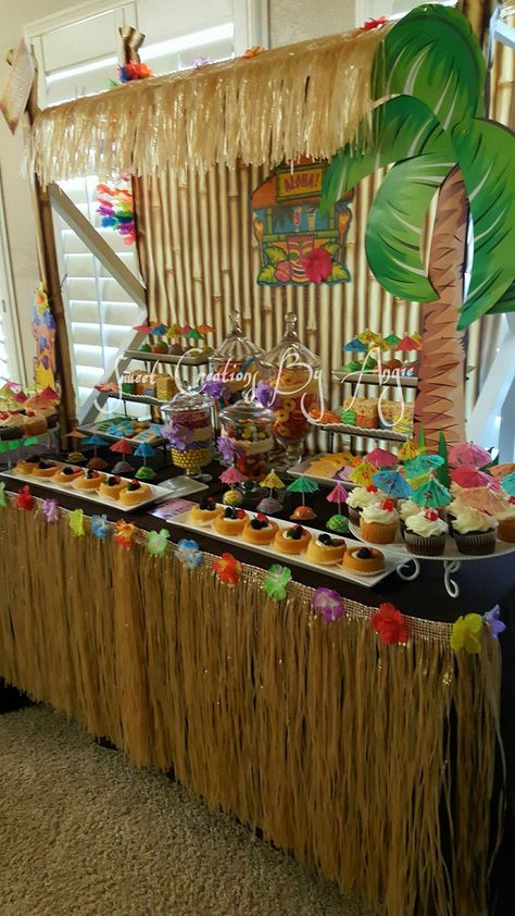 Tropisk Fest, Hawaii Birthday Party, Luau Party Food, Hawaii Themed Party, Luau Decorations, Hawaii Theme, Hawaiian Party Theme, Tropical Birthday Party, Luau Party Decorations