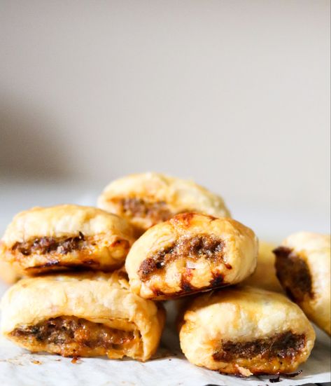 Baked sausage rolls stacked on top of each other Chirozo Recipes, Breakfast Sausage Recipes, Chorizo Recipes, Chorizo Sausage, Crescent Roll Recipes, Summer Patio, Sausage Rolls, Pastry Sheets, Pie Dough