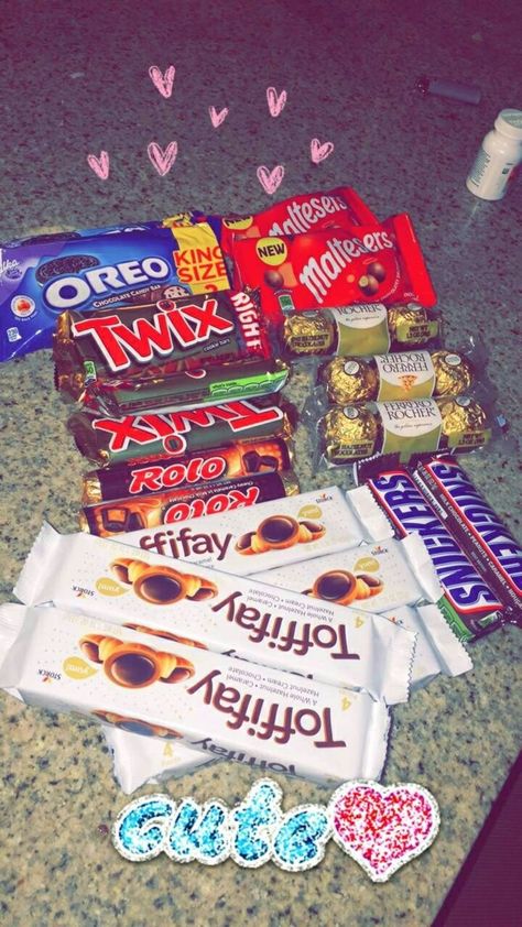 pinterest| @universexox ♏ Tumblr Food, Cadbury Chocolate, Junk Food Snacks, Chocolate Candy Bar, Food Goals, Snap Food, Arabic Food, Chocolate Peanuts, Food Snapchat