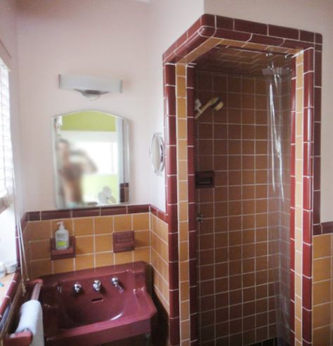 Clive and Mike's 1952 ranch house in Florida - Retrorenovation Wwii Decor, Cream Tile Bathroom, Pink Terrazzo Floor, Red Tile Bathroom, Maroon Bathroom, 1940s Cottage, Terrazzo Bathroom, Pink Terrazzo, Terrazzo Floors