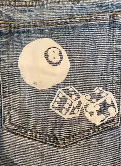 Drawing Jeans Ideas, Bleach Pen Jeans, Painted Graphic Tees, Diy Custom Clothes Ideas, Jean With Patches, Things To Draw On Your Pants, Jean Short Painting Ideas, Jean Sewing Ideas, Bleach Jean Designs