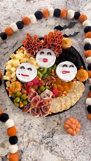 Spooky Brunch Ideas, Spooky Brunch, Halloween Brunch, Easy Halloween Party Food, Teacher Breakfast, Hocus Pocus Party, Hocus Pocus 2, Halloween Party Treats, Black Berries