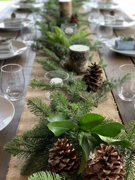 Christmas Table Woodland Theme, Evergreen Table Decorations, Pine Table Decor, Woodsy Table Decor, Green Christmas Party Decor, Rustic Christmas Tablescapes, Christmas Dinner Table Settings Rustic, Birthday Table Set Up For Men, Woodland Table Setting