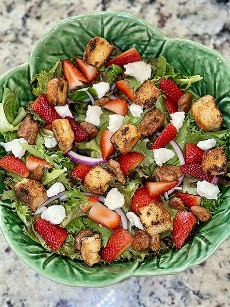 Strawberry and Goat Cheese Salad #saladbowl Kaveh Aesthetic, Pasta Salad Salmon, Salad Salmon, Simple Dinner Ideas, Reunion Decorations, Green Salads, Raw Diet, Goat Cheese Salad, Spring Salad