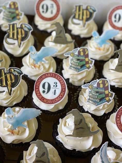 Harry Potter Birthday Cupcakes, Cupcakes Harry Potter, Harry Potter Treats, Harry Potter Cupcakes, Harry Potter Party Decorations, Harry Potter Theme Birthday, Cumpleaños Harry Potter, Ideas Cupcakes, 18th Birthday Decorations