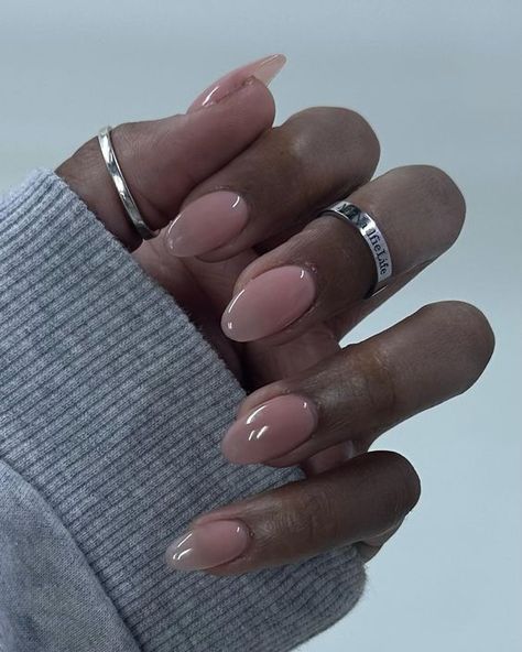 Short Oval Shaped Nails Designs, Round Nails Medium Length, Short Almond Nail Ideas Natural, Elegant Almond Nails Classy Short, Round Nail Inspiration, Short Round Acrylic Nails Spring, Classy Round Nails, Short Nail Designs Almond Shape, Oval Shaped Nails Short