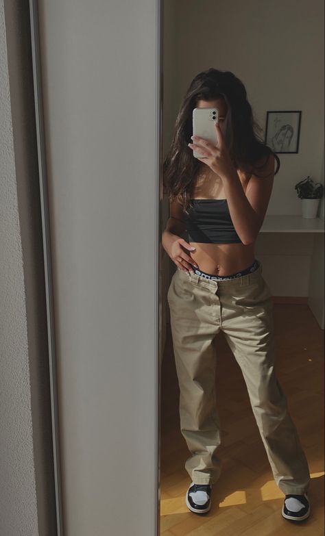 Girl wearing baggy fit with supreme underwear and divkies pants beige Supreme Outfit Women, Supreme Outfit, Diesel Fashion, Polaroid Aesthetic, Inspo Fits, Dickies 874, Selfie Mirror, Outfit Streetwear, Photo Grouping