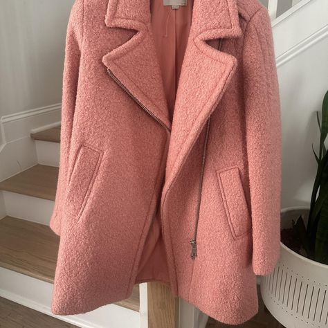 Beautiful Winter coat! Perfect condition! Pink Peach Wool Coat from Loft. Heavy duty wool coat will keep you warm! Fully Lined inside. Zipper closure.
Fairy Deep Two side pockets. Statement Coat! Perfect for the Holidays! Great and stylish winter coat.