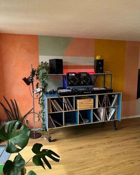 Dj Corner At Home, Dj Decks, Dj Table, Record Room, Dj Setup, Decor 2024, Dj Booth, Interior Color, Music Room