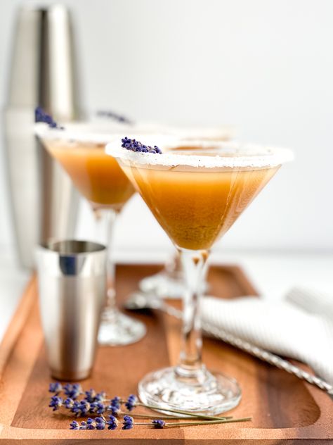 Lavender Earl Grey Martini is a fun martini that is quick and easy to make up. Lavender Espresso Martini, Earl Grey Martini, Lavender Drinks, Unnecessary Necessities, Lavender Earl Grey, Lavender Martini, Lavender Cocktail, Cocktail Ideas, Cocktail Recipes Easy