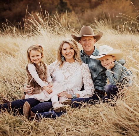 Family Pictures In Cow Pasture, Modern Western Family Photoshoot, Family Picture Outfits Western, Country Fall Family Pictures, Cactus Family Photoshoot, Country Theme Family Photoshoot, Western Spring Family Pictures, Family Pictures On The Farm, Farm Photo Shoot Ideas