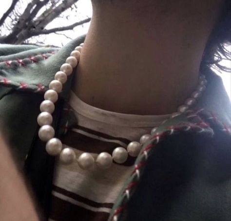 Harry Styles Pearl Necklace, Harry Styles Pearls, Your Delicate Point Of View, H Aesthetic, Delicate Point Of View, Crappy Day, Harry Styles Smile, Just Aesthetic, Harry Core