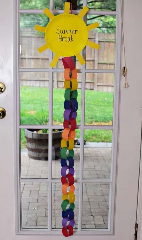 This Summer Break Countdown Chain displays the remaining days until summer break!! An easy craft for kids to get your summer countdown on today! Preschool Countdown To Summer, Summer Countdown Ideas, School Countdown Ideas, Vacation Countdown For Kids, Paper Chain Countdown, Count Down To Summer, Countdown Chain, Countdown For Kids, Summer Countdown