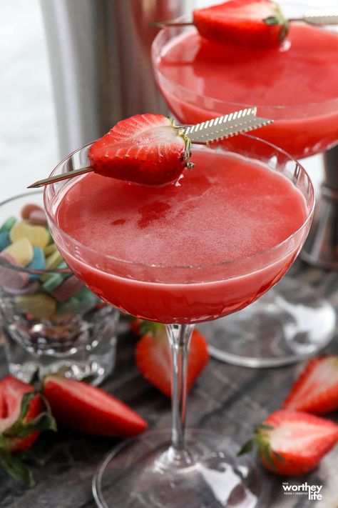 valentine's day non-alcoholic drink ideas Mocktails Non Alcoholic Valentines Day, Valentines Mocktails Non Alcoholic, Mocktail Photoshoot, Valentine’s Day Mock Tails, Valentines Day Drinks Nonalcoholic, Valentines Mocktail, Nonalcoholic Party Drinks, Valentine Drinks, Valentine Strawberries