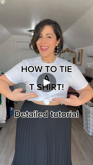 How To Tie A T Shirt Knot, How To Tie Oversized Shirt Tees, Tying Oversized Shirt, Tie Shirt Knot, How To Tie A Shirt Knot, How To Tie A Shirt, Tie A Shirt, Outfits Latina, T Shirt Knot