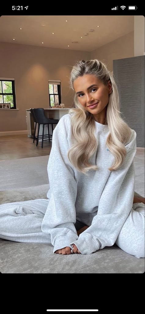 Hairstyles For Long Hair Extensions, Blonde Hair Makeup, Cold Fashion, Long Hair Extensions, Mum Fashion, Blonde Hair Inspiration, Blonde Hair Looks, Hairstyles For Long Hair, Comfy Fashion