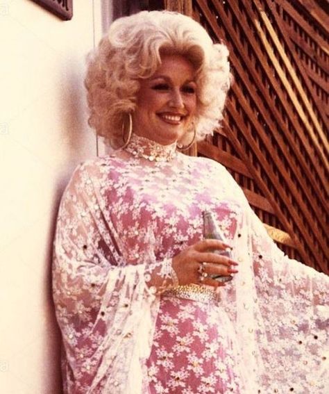 “I’m not going to limit myself just because people won’t accept the fact that I can do something else.” —Dolly Parton 💖 6 life lessons we can learn from Dolly Dolly Parton Outfits 70s, Dolly Parton Fashion, Dolly Parton 70s, Dolly Parton Outfits, Dolly Parton Aesthetic, Dear Dolly, Dolly Parton Pictures, Divas Pop, Hello Dolly