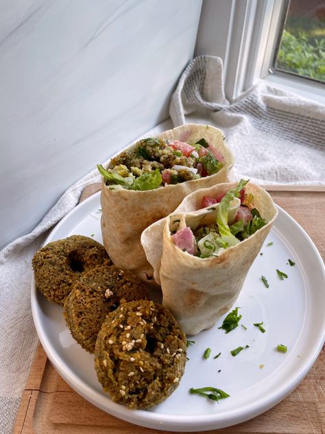 Make Falafel, Falafel Salad, How To Make Falafel, Falafel Sandwich, Middle Eastern Cuisine, Falafel Wrap, Falafel Recipe, Pickled Beets, Superfood Recipes