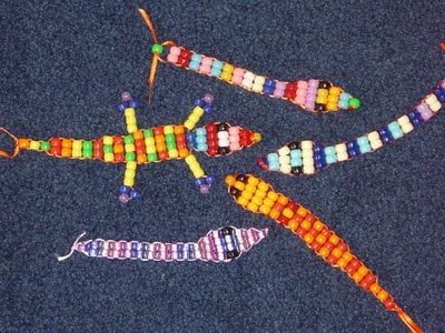 The Homeschool Den: How to make the cutest snakes and lizards out of pony beads 90s Crafts, Bead Creatures, Lizard Craft, Bead Snake, Pony Bead Animals, Bead Lizard, Bead Animals, Pony Bead Projects, Pony Bead Crafts