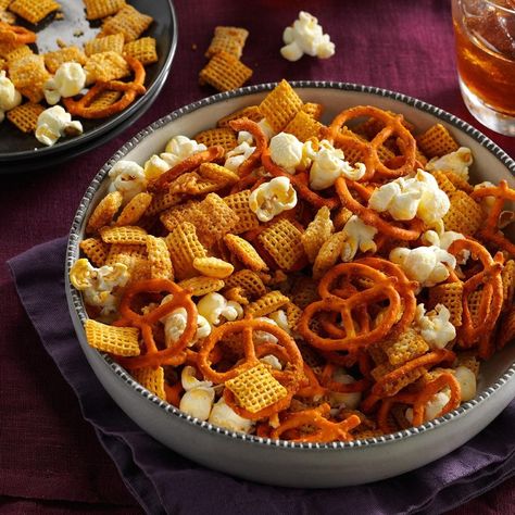 Our love for Mexican food inspired me to make party mix with taco seasoning. The flavor is so mild that it's even kid friendly. —Elizabeth Wynne, Aztec, New Mexico Cheesy Snack Mix, Cheesy Snack Recipes, Genius Foods, Cheesy Snacks, Party Mix Recipe, Muddy Buddy, Study Snacks, Cheesy Snack, Airline Food